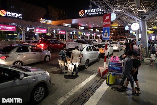 Xử lý tài xế vòi tiền, tắt app, làm "loạn giá" taxi sân bay Tân Sơn Nhất