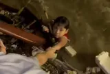 Khoảnh khắc sinh tử bé trai chới với giữa dòng nước lũ