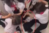 Xôn xao clip nữ sinh bị nhóm bạn vây đánh trong nhà vệ sinh trường học ở TPHCM