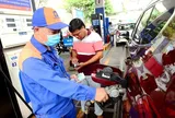 Xăng giảm giá từ 15h chiều nay, giá dầu diễn biến trái chiều