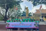 Sinh viên Lào, Campuchia cùng gia đình Việt dâng hương tưởng niệm các Anh hùng liệt sĩ