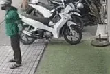 Camera ghi cảnh đối tượng bẻ khóa, trộm xe máy trong chưa đầy 10 giây