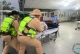 CLIP: Khoảnh khắc CSGT hỗ trợ khẩn cấp hành khách nghi nhồi máu cơ tim trên xe giường nằm