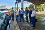 Phó Chủ tịch UBND TPHCM Hoàng Nguyên Dinh kiểm tra thực tế tại 4 cảng cá trong ngày 13-12