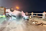 Hà Nội: Ô tô con lật úp trên cầu Thanh Trì giữa đêm