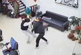 Xôn xao clip chồng dùng dao truy sát vợ và con gái tại quán cắt tóc