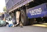 Bé trai 7 tuổi tử vong dưới bánh xe tải