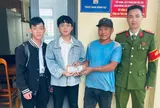 Hai nam sinh nhờ công an tìm người đánh rơi chiếc ví chứa số tiền lớn