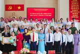 TPHCM: Trao Huy hiệu Đảng cho 29 đảng viên phường Bình Đông