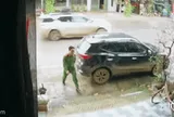 Clip 23 giây trước cửa nhà của chiến sĩ Công an và 2 con nhỏ gây chú ý đặc biệt