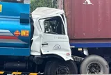 Xe bồn tông đuôi xe container dừng đèn đỏ ở cửa ngõ TPHCM, tài xế kẹt trong cabin