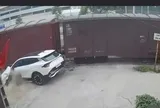 VIDEO: Tàu hỏa tông xe ô tô con tại lối đi tự mở