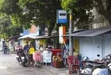 Nhiều vỉa hè đến trạm xe buýt tại TP.HCM bị lấn chiếm, nhà chờ, điểm dừng thành nơi bỏ rác, đậu xe