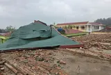 Mưa đá kèm giông lốc lật mái trường học, đập gãy cây cối ở Thanh Hóa