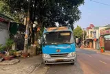 Xe khách 29 chỗ được di dời sau 7 tháng đậu trước nhà dân
