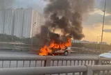 Hà Nội: Ô tô con cháy ngùn ngụt ở Vành đai 3 trên cao giữa giờ cao điểm