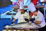 Khách Tây, khách ta thích thú xem phi lê cá ngừ, ăn sashimi thoải mái