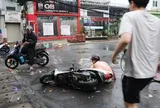 Người chạy xe máy té ngã, rác bủa vây chợ Thủ Đức sau cơn mưa lớn