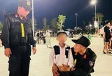 Cảnh sát cơ động hỗ trợ 2 bé trai đi lạc tìm lại người thân