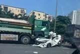 Tai nạn liên hoàn ở đầu cầu Thăng Long, 3 người mắc kẹt trong ô tô con bị vò nát