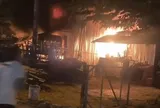 Lửa bao trùm ngôi nhà, khói đen bốc cao kèm nhiều tiếng nổ, khu vực mất điện