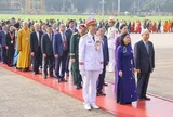 Đại biểu tham dự Đại hội đại biểu toàn quốc MTTQ Việt Nam vào Lăng viếng Chủ tịch Hồ Chí Minh