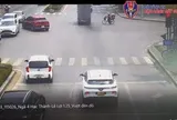 CSGT làm rõ tranh cãi 'báo lỗi sai' với ô tô quay đầu tại vạch đi bộ sang đường