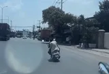 Clip 2 người đàn ông 'đầu trần', đánh võng trên quốc lộ gây bức xúc