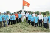 Rực sắc cờ đỏ trên tuyến đường nông thôn xã Bình Hưng