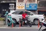 Thót tim cảnh người dân 'vượt rào' tại làn giao thông đảo chiều đường Cộng Hòa