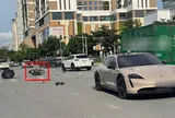 Xe máy biến dạng sau cú va chạm với ô tô Porsche trên đường ở Hà Nội