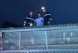 Người đàn ông lên nóc bệnh viện cố thủ, công an trèo lên cao 4m giải cứu
