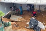 Đang nằm ngủ, 2 cháu bé bị tường nhà sập đè trúng