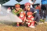 Bệnh nhi ung thư thích thú hóa thân thành lính cứu hỏa