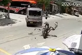 Hai thanh niên đi xe máy bay lên không trung sau khi tông xe 9 chỗ