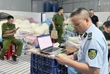 Khám xét, bắt tạm giam nữ chủ xưởng sản xuất băng vệ sinh giả
