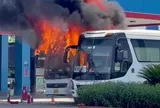 Hai xe ô tô 45 chỗ cháy ngùn ngụt trước cây xăng