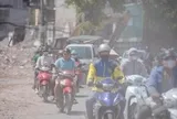 Người Hà Nội chật vật băng qua công trường bụi mù giữa nắng như thiêu