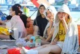 Hàng ngàn người đội nắng bên bờ sông Hàn chờ khai mạc pháo hoa quốc tế