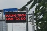 Lắp loa, màn hình LED 'hộ tống' người dân qua cầu Sài Gòn an toàn ngày mưa giông