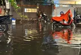Mưa dông kéo dài, nhiều nơi ở TPHCM ngập nước