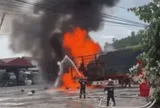 Xe tải cháy ngùn ngụt giữa trưa nắng nóng ở Lạng Sơn