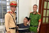 Người đàn ông cầm bồ cào đập phá ô tô trên phố ở Hà Nội