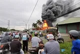 Cháy lớn kho phế liệu ở Tây Ninh, lửa lan sang tiệm sửa xe máy