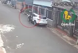 CLIP: Thót tim với bé trai 12 tuổi lái ô tô qua nhiều hẻm