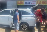 Người mẹ địu con, đẩy xe nôi giữa nắng 40 độ đã lên xe về Hà Nội