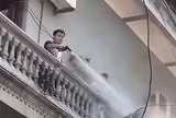 Công an xác minh vụ người đàn ông Hà Nội xịt nước vào thợ đang làm việc trên cao
