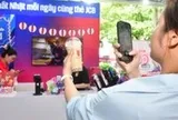 Đến gian hàng JCB, quẹt 'một chạm' uống trà sữa, nhận quà