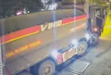 Tàu hỏa tông ô tô tải chở cát ở Hà Nội, 4 xe máy bị vùi lấp
