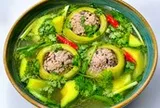 Canh bơ non nhồi thịt từ những trái bơ rụng sau mưa dông